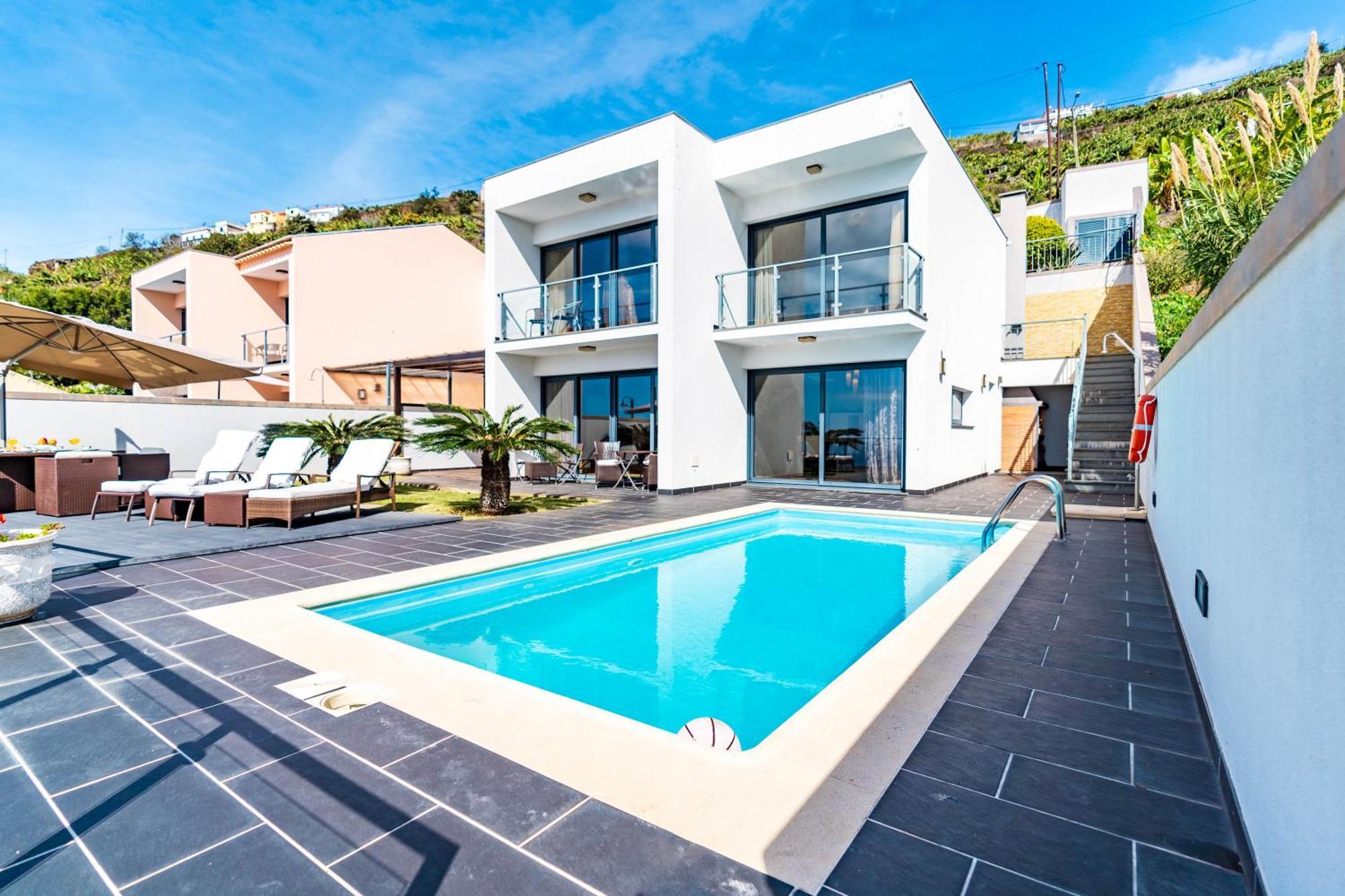 Alex,pool And Ocean View